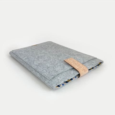 Deksel for MacBook Air M2 13,6" | med magnetlås og ekstra rom | lys grå - Bloom | Modell "HAKA"