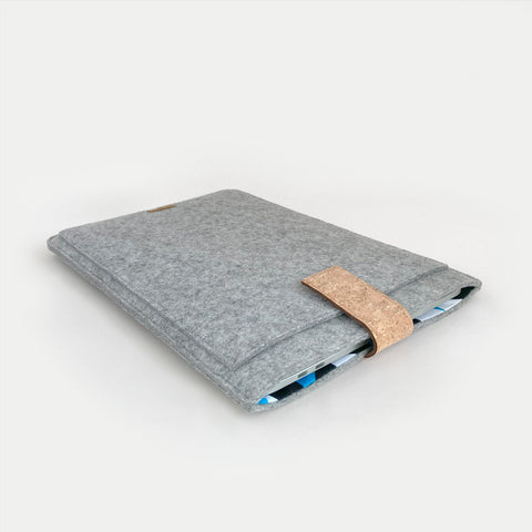 Deksel for MacBook Air M2 13,6" | med magnetlås og ekstra rom | lys grå - former | Modell "HAKA"