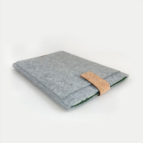 Deksel for MacBook Air M2 13,6" | med magnetlås og ekstra rom | lys grå - striper | Modell "HAKA"