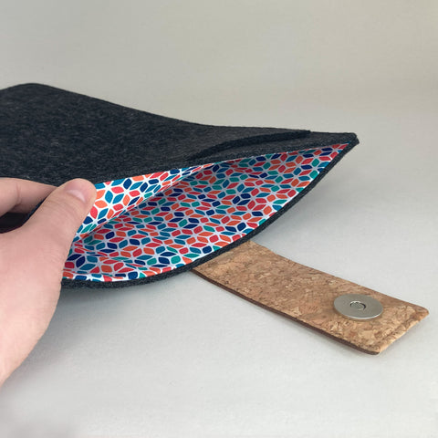 Deksel til MacBook Pro M3 16.2 | med magnetlås og ekstra rom | antrasitt - Fargerik | Modell "HAKA"