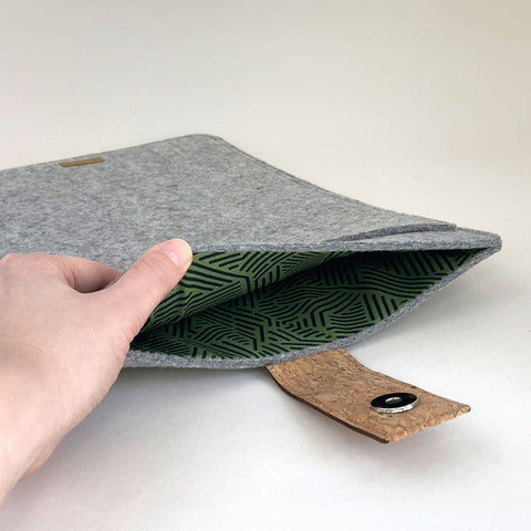 Deksel for MacBook Air M2 13,6" | med magnetlås og ekstra rom | lys grå - striper | Modell "HAKA"