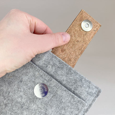 Hylse for PocketBook InkPad Color 3 | med magnetlås og ekstra rom | lys grå - Shapes | Modell "HAKA"