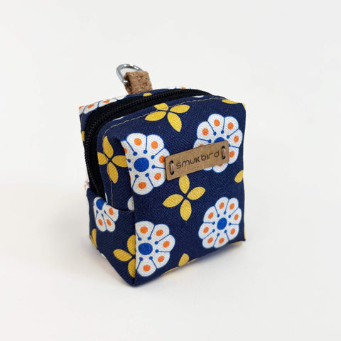 Mini-veske for hodetelefoner og lignende. | laget av økologisk bomull | Designblomst | Modell PocketCube