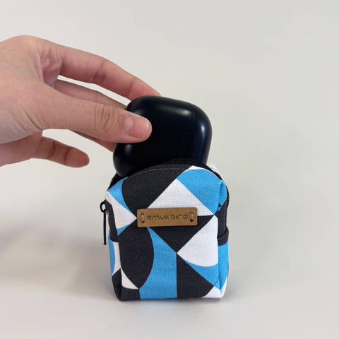 Mini-veske for hodetelefoner og lignende. | laget av økologisk bomull | Designformer | Modell PocketCube