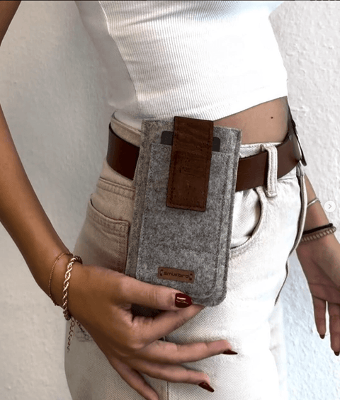 Elegante Gürteltasche aus Filz für Samsung Galaxy A37 mit magnetischem Verschluss, getragen an der Hüfte.