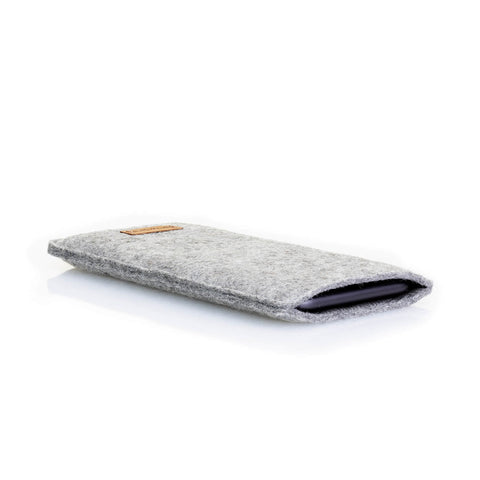 Stilvolle Handytasche für das Samsung Galaxy A37 aus hellgrauem Wollfilz und Baumwolle, mit präzisen Nähten und einem eleganten Design.