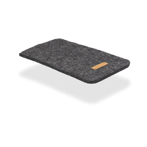 Stilvolle anthrazitfarbene Samsung Galaxy A37-Hülle aus Wollfilz und Baumwolle mit Logo-Detail.