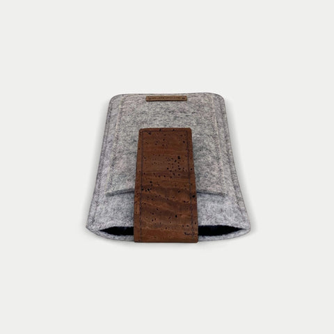 Elegante Gürteltasche aus Filz für iPhone 17 Pro Max mit magnetischem Verschluss in hellgrau.