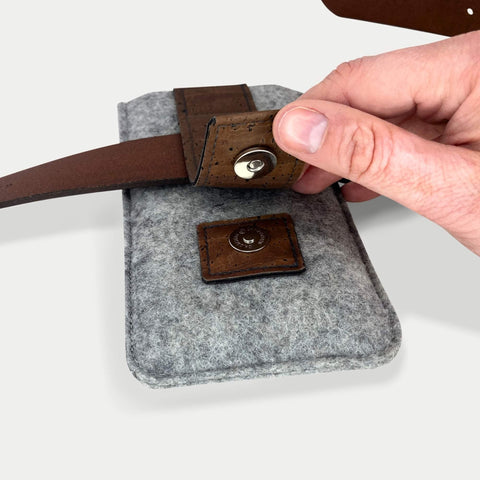 CLIP Gürteltasche für Motorola Moto G56 in hellgrau mit magnetischem Verschluss und Gürtelbefestigung.