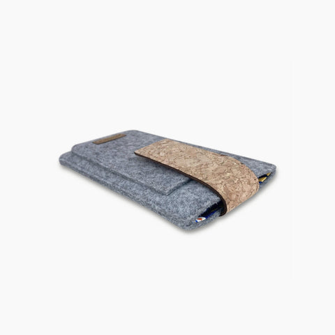 Handytasche für Google Pixel 10 Pro in hellgrau mit Magnetverschluss und Korkband, stilvoll und nachhaltig