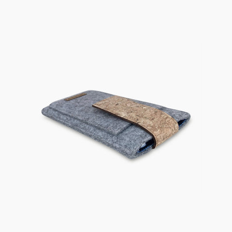 Handytasche für Motorola Moto G05 in hellgrau mit Magnetverschluss und hochwertigem Korkdetail.