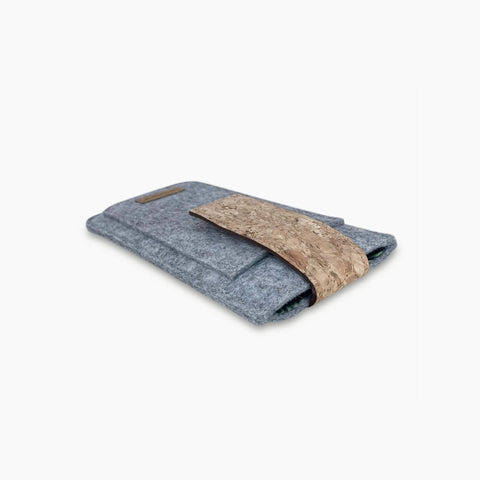 Handytasche für iPhone 16 Pro Max in hellgrau mit Magnetverschluss und Fach aus nachhaltigen Materialien - HAKA.