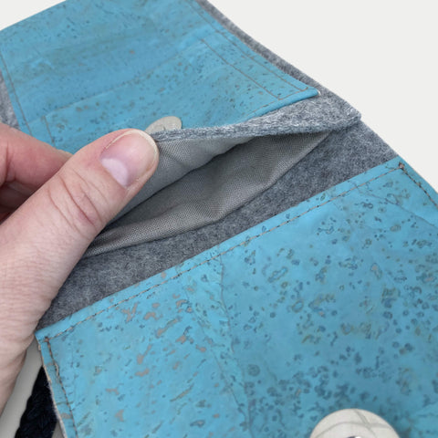 Skulderveske for Fairphone 3 | laget av filt og økologisk bomull | lys grå - azur | Modell KEDJA deluxe