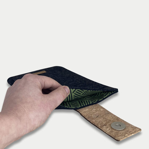 Deksel for PocketBook InkPad 4 | med magnetlås og ekstra rom | antrasitt - Striper | Modell "HAKA"