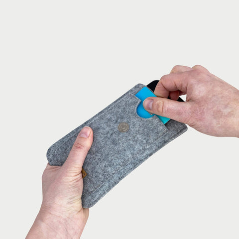 Handytasche Motorola Edge 50 ultra in hellgrau mit Magnetverschluss, ausgezogen aus der Tasche.