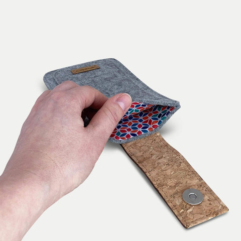 Handytasche für Motorola Moto G75 in hellgrau mit buntem Innenfutter und Magnetverschluss