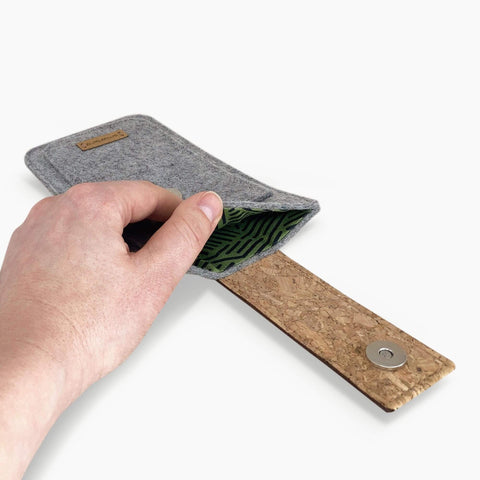 Mobilveske for iPhone 11 Pro Max | med magnetlås og ekstra rom | lys grå - Striper | Modell HAKA