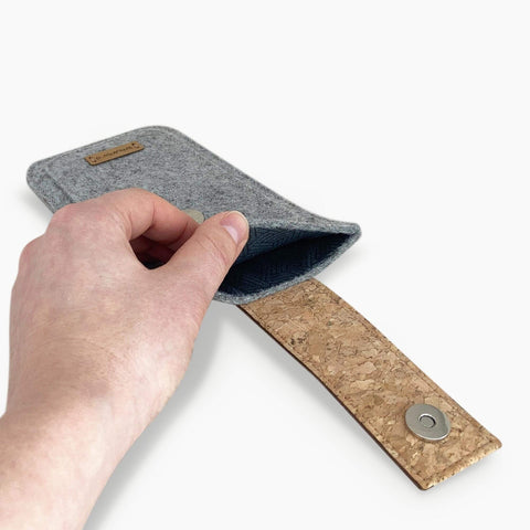 Handytasche für Motorola ThinkPhone25 in hellgrau mit Magnetverschluss und Korkgriff, nachhaltig gefertigt.