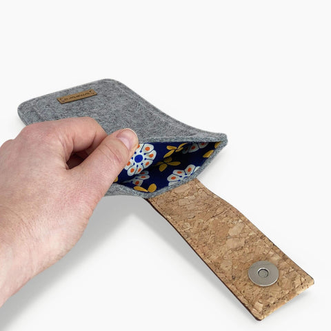 Handytasche für Google Pixel 10 in hellgrau mit floralem Innenfutter und Magnetverschluss.