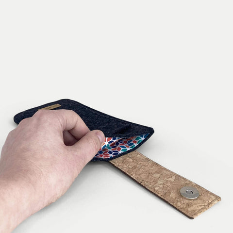 Handytasche für Motorola Moto G05 in anthrazit mit Magnetverschluss und buntem Innenfutter.