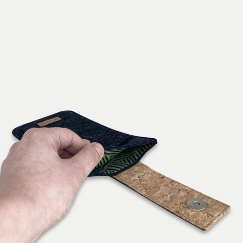 Handytasche für Motorola Moto E15 mit Magnetverschluss und nachhaltigen Materialien in Anthrazit - Stripes.