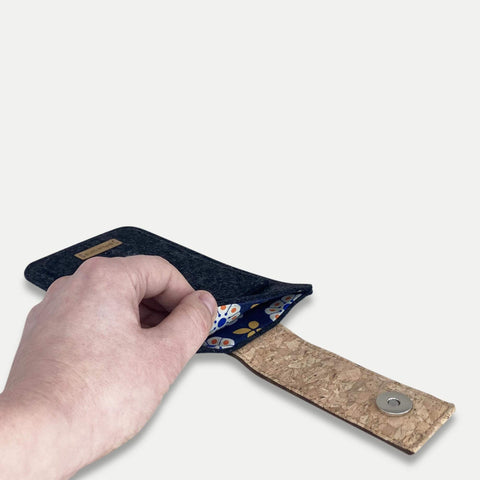 Handytasche für iPhone 17 Pro Max in anthrazit mit Magnetverschluss, hochwertigem Innenfutter und nachhaltigen Materialien.