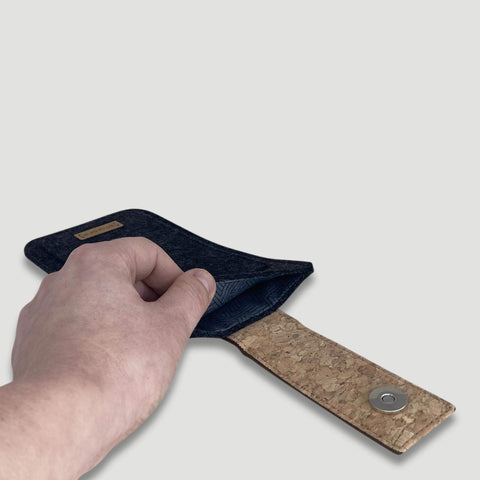 Handytasche für Motorola Moto G35 in anthrazit mit Magnetverschluss und nachhaltigem Korkmaterial.