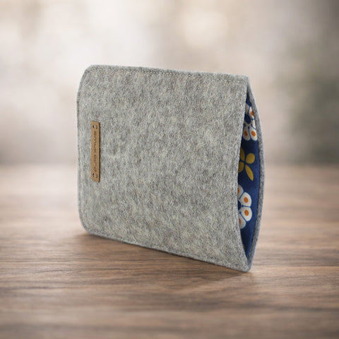 Spesiallaget telefondeksel | laget av filt og økologisk bomull | lys grå - Bloom | Modell "LET"