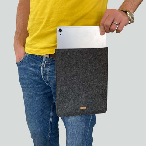 Anthrazitfarbene Tablet-Hülle aus Wollfilz, flach liegend mit verstellbarem Crossbody-Gurt