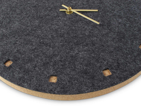 Veggklokke i filt og kork 30 cm | antrasitt - gull | Design: Esbjerg