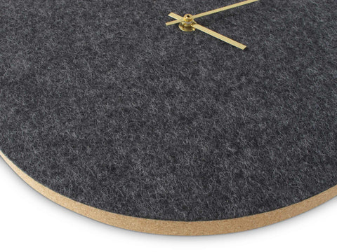 Veggklokke i filt og kork 30 cm | antrasitt - gull | Design: Aalborg