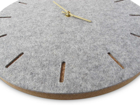Veggklokke i filt og kork 30 cm | lys grå - gull | Design: København