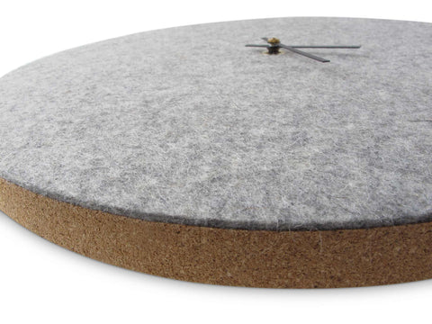 Veggklokke i filt og kork 30 cm | lys grå - svart | Design: Aalborg