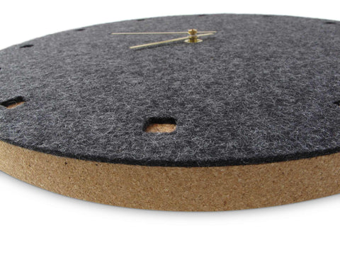 Veggklokke i filt og kork 30 cm | antrasitt - gull | Design: Esbjerg