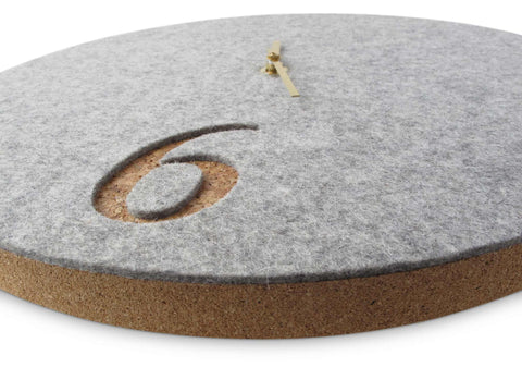 Veggklokke i filt og kork 30 cm | lys grå - gull | Design: Aarhus