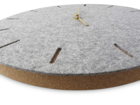 Veggklokke i filt og kork 30 cm | lys grå - gull | Design: København