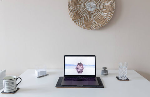 Underlag for MacBooks laget av filt og kork | 26x38 cm | antrasitt