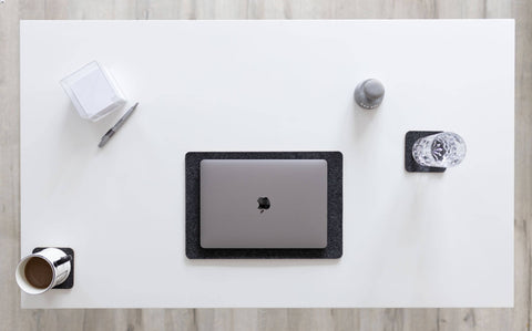Underlag for MacBooks laget av filt og kork | 26x38 cm | antrasitt