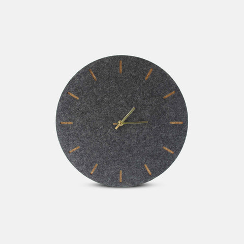 Veggklokke i filt og kork 30 cm | antrasitt - gull | Design: København