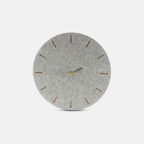 Veggklokke i filt og kork 30 cm | lys grå - gull | Design: København