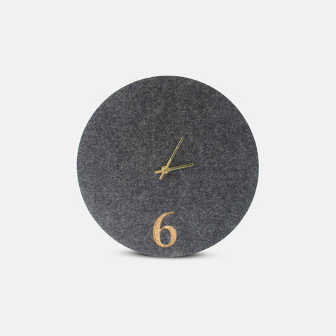 Veggklokke i filt og kork 30 cm | antrasitt - gull | Design: Aarhus