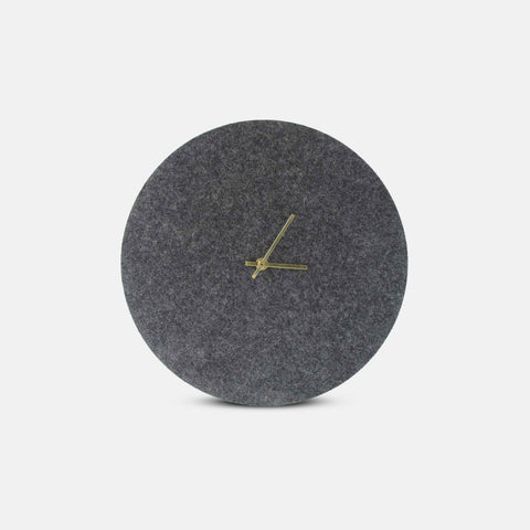 Veggklokke i filt og kork 30 cm | antrasitt - gull | Design: Aalborg