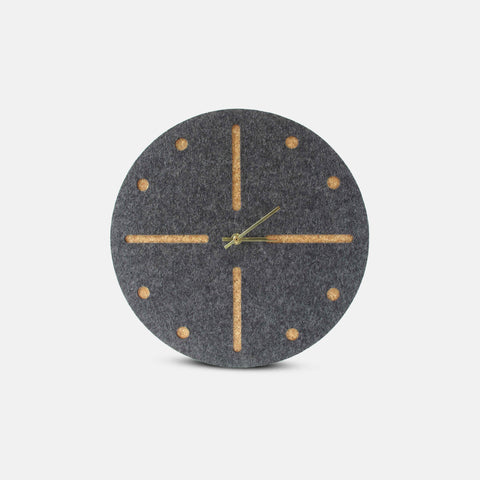 Veggklokke i filt og kork 30 cm | antrasitt - gull | Design: Odense