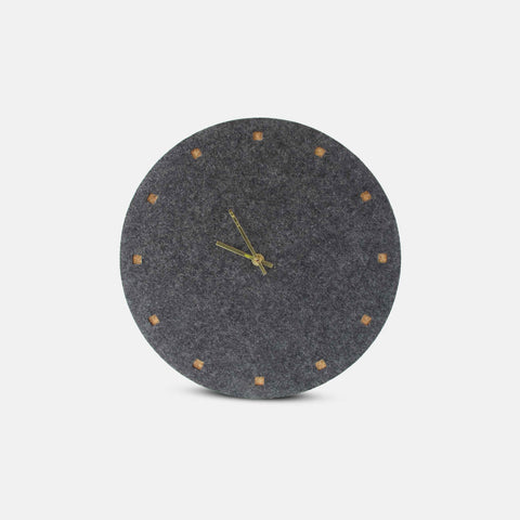 Veggklokke i filt og kork 30 cm | antrasitt - gull | Design: Esbjerg
