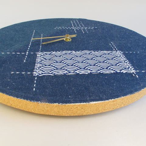 Veggklokke Wabi Sabi Denim rund 30 cm | Denim - gull | Design: Tokyo