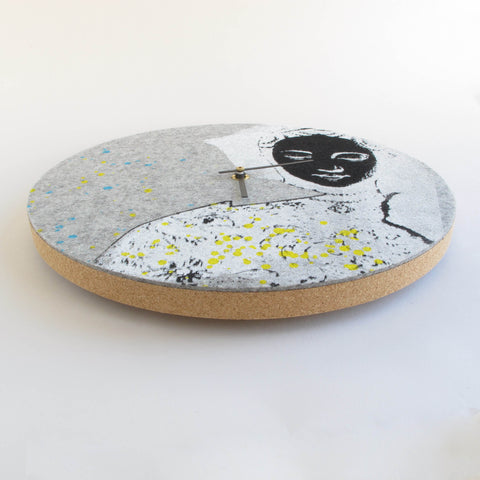 Veggklokke i filt og kork 30 cm | Design "Kvinne" av Anja Streese