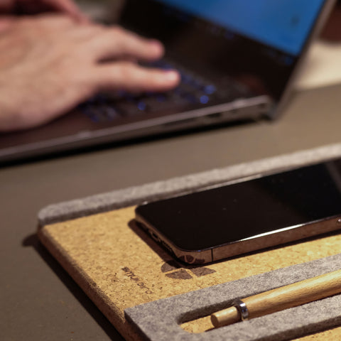 Organizer for mobiltelefon, notatblokk og penner | laget av filt og kork | antrasitt