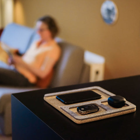 Organizer for mobiltelefon, nøkler, smykker og lignende. | laget av filt og kork | antrasitt