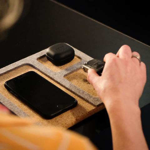 Organizer for mobiltelefon, nøkler, smykker og lignende. | laget av filt og kork | lys grå