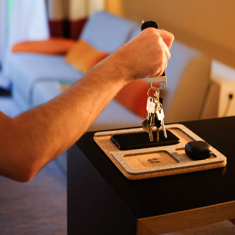 Organizer for mobiltelefon, nøkler, smykker og lignende. | laget av filt og kork | lys grå